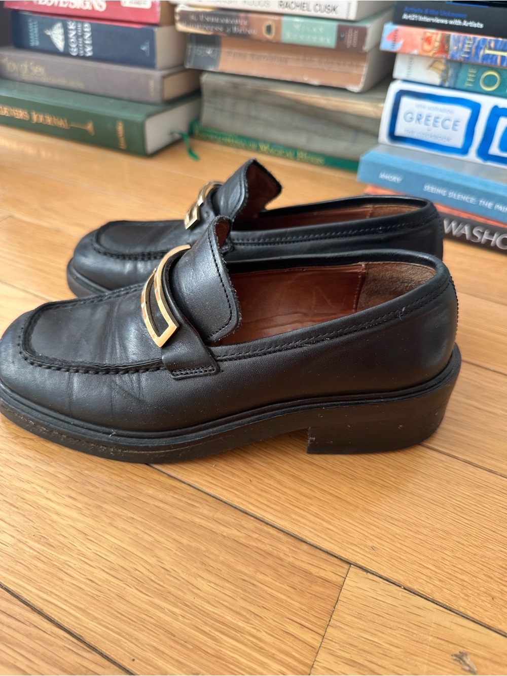 Gucci Black Leather Women's Loafers with Gold Logo - Picture 5 of 5
